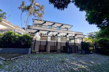 EXCELENTE CASA TRIPLEX DE 6 QUARTOS SENDO 4 SUÍTES NA BARRA DA TIJUCA - CA0622