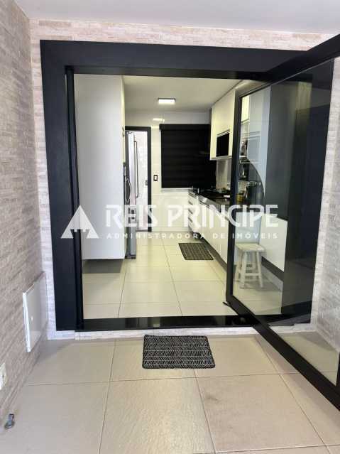 Conheça WhatsApp Image 2026-09-01 at 1 do imóvel - ÓTIMA CASA TRIPLEX 4 QUARTOS, SENDO 3 SUÍTES PARA VENDA NO RECREIO DOS BANDEIRANTES - CA0758 - 8 WhatsApp Image 2026-09-01 at 1 - 8