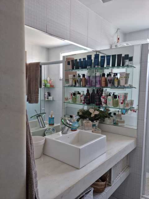 Conheça WhatsApp Image 2025-02-26 at 1 do imóvel - Valqueire luxo casa 4 qts suíte terraço piscina 3 vgs - VLCN40019 - 21 WhatsApp Image 2025-02-26 at 1 - 21