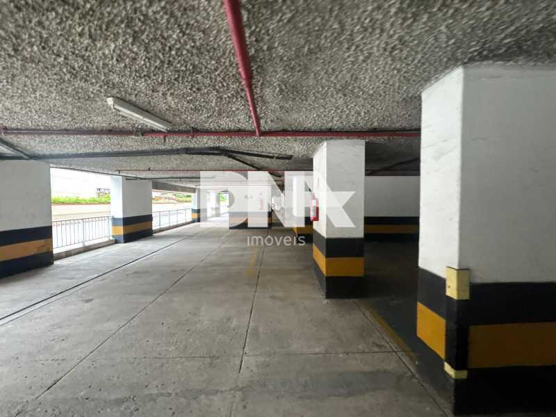 um dos andares de garagem - 25