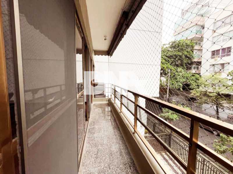 Imperdível - Excelente apartamento com 140m², composto por 3 quartos, sendo 1 suíte com varanda, ideal para quem valoriza privacidade e bem-estar. Os dormitórios são bem distribuídos, arejados e aconchegantes. - LEAP31212