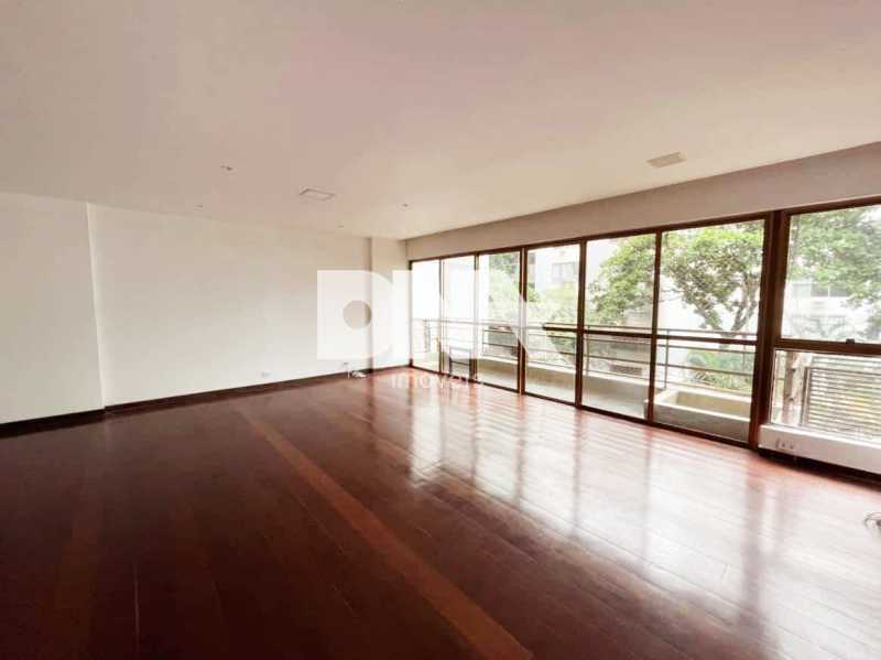 Imperdível - Excelente apartamento com 140m², composto por 3 quartos, sendo 1 suíte com varanda, ideal para quem valoriza privacidade e bem-estar. Os dormitórios são bem distribuídos, arejados e aconchegantes. - LEAP31212