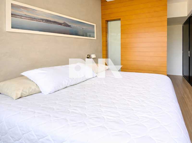 Quarto moderno com cama e vist - 18