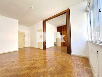 Ótima localização - Leopoldo Miguez com Miguel Lemos. Silencioso, em andar alto. Apenas um apartamento por andar. Vista lateral para o mar e copa das árvores. - NSAP31091