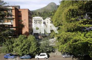 Se vc quer um imovel perto da floresta da tijuca silencioso esse e o apto de 5 quartos com sala gigante dividida em dois ambientes 2 banheiros sociais sendo um com closet um lavabo cozinha espaçosa com dependencia completa e vaga na escritura - NTAP50036