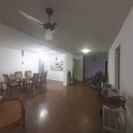 Excelente apartamento silencioso com 3 quartos, sendo uma suíte, com armários embutidos, sala ampla com armários, cozinha espaçosa, escritório, podendo ser reverdio para outro quarto, dependência completa, duas vagas de garagem na escritura, 174m². - NTAP40350