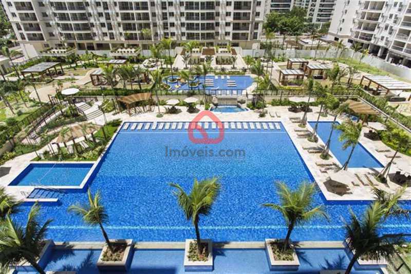 piscina com deck e cascata - 16