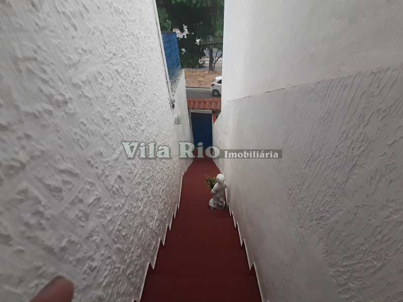 8.1 ESCADA DE ACESSO 2º PAVIM - 13