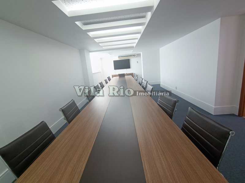 8.1 SALA DE REUNIÃO - 12