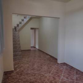 Casa de frente com 03 quartos sendo 1 suíte em Irajá. - VAP30381