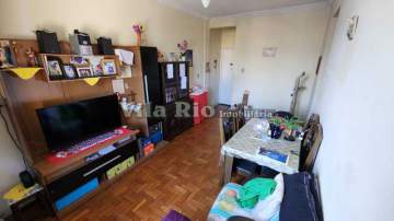 Bom imóvel com 2 quartos com dependência junto ao comércio da Penha. - VAP21278