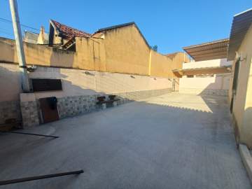 Casa linear juntinho a Rua Barreiros em um amplo quintal. - VCA20129