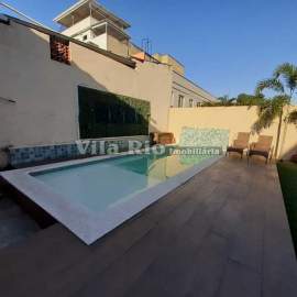 CASA LINEAR COM PISCINA, 3 QUARTOS SENDO 1 SUÍTE - VCA30185