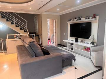 Ótima casa tríplex com 03 quartos sendo 01 suíte na Vila Valqueire. - VCN30026