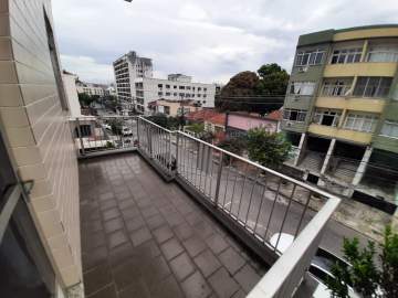 Amplo apartamento com varanda, 03 quartos sendo 01 suíte. - VAP30461