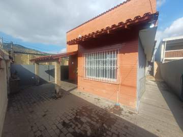Casa linear, única no terreno com 03 quartos e amplo terraço. - VCA30209