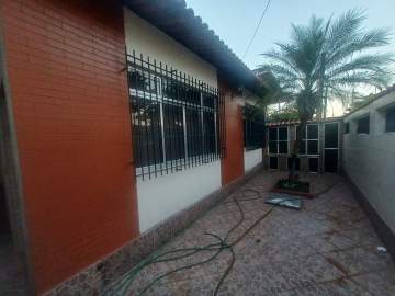 Casa tríplex com 04 maravilhosos quartos e um amplo terraço. - VCA40086