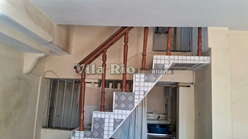7.1 Acesso ao 2º Pavtº. - 16