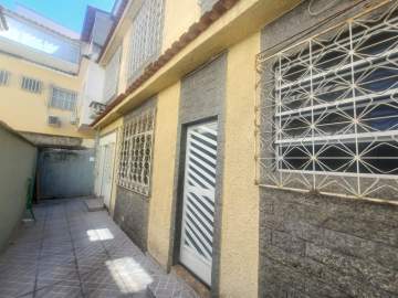 Casa com 03 quartos e terração pertinho do Largo do Bicão. - VCA30212