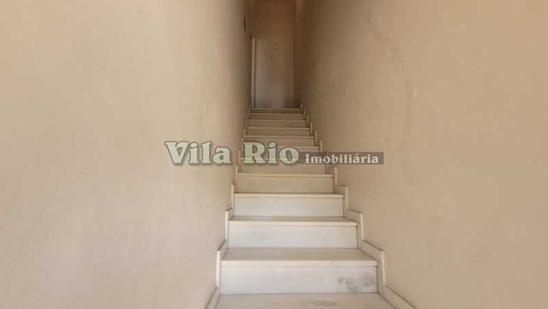 Conheça 9 Circulação 1. do imóvel - Excelente casa triplex com terraço. - VCV30018 - 17 9 Circulação 1. - 17