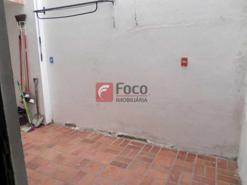 Conheça PEQUENA ÁREA EXTERNA do imóvel - Prédio 495m² à venda Rua Alice, Laranjeiras, Rio de Janeiro - R$ 1.150.000 - FLPR00008 - 8 PEQUENA ÁREA EXTERNA - 8