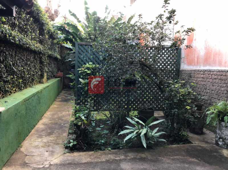 ENTRA DO EDIFÍCIO: - 22
