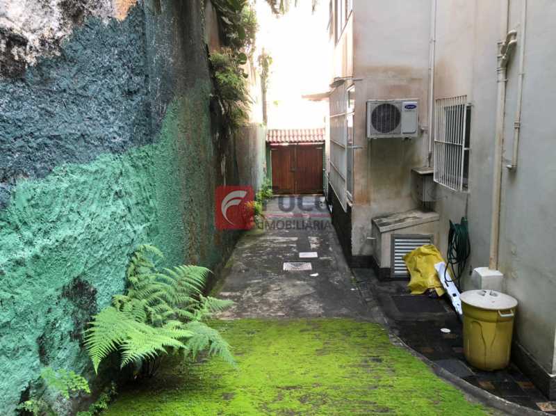 ENTRADA DA GARAGEM: - 23