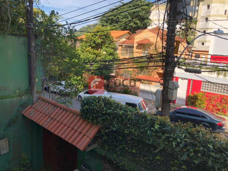 VISTA DA SALA: - 4