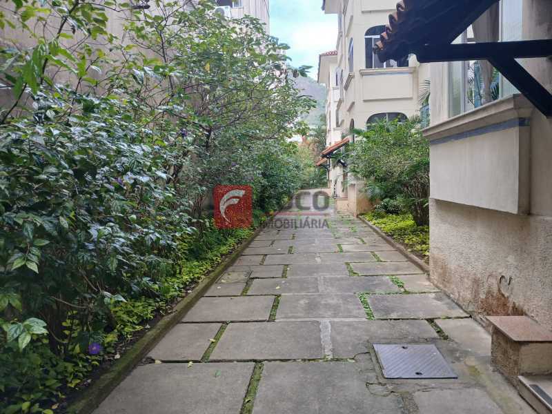 Conheça jardim lateral do imóvel - Localização Estratégica e Charmosa! - JBAP21813 - 2 jardim lateral - 2