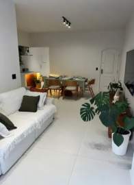 Apartamento reformado, sol da manhã e varandão em localização privilegiada! - JBAP21896
