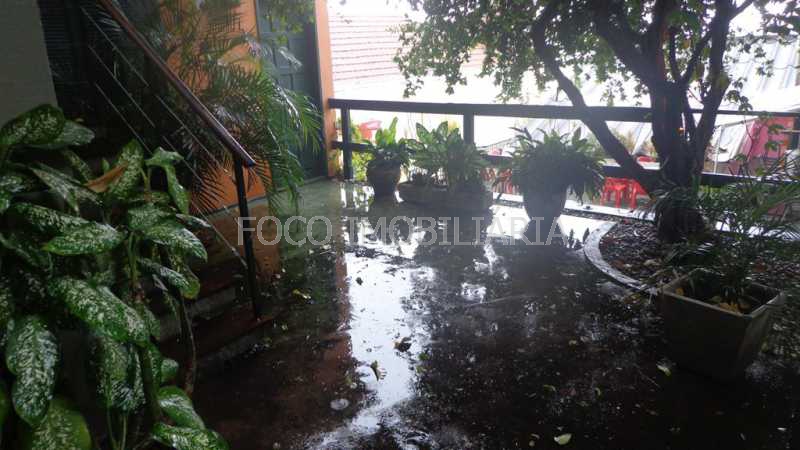 Conheça ACESSO ÁS SUÍTES do imóvel - Casa à venda Rua Joaquim Murtinho, Santa Teresa, Rio de Janeiro - R$ 1.800.000 - FLCA110001 - 10 ACESSO ÁS SUÍTES - 10