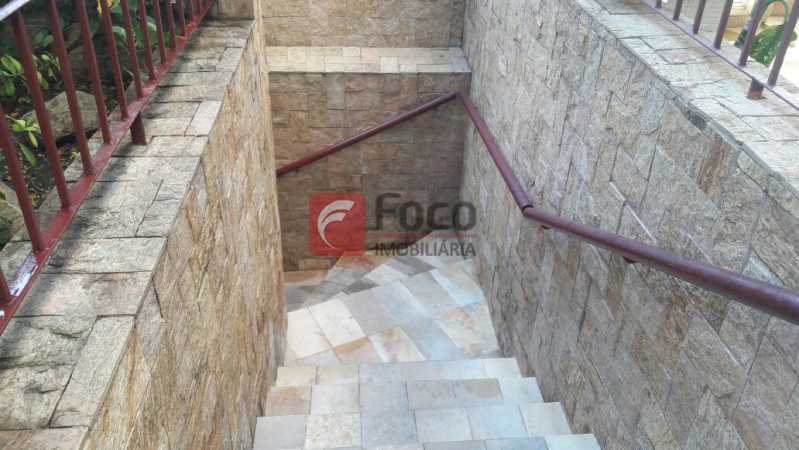 Conheça escada de acesso a portaria do imóvel - Apartamento à venda Rua Filinto de Almeida, Cosme Velho, Rio de Janeiro - R$ 590.000 - JBAP20607 - 27 escada de acesso a portaria - 27