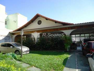 Casa com 03 quartos, rua das rosas, Vila Valqueire - VVCA30135