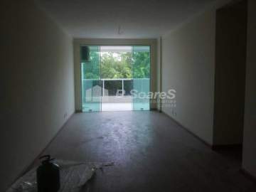 APARTAMENTO COM TRÊS QUARTOS, SENDO DUAS SUÍTES, EM VILA VALQUEIRE, RUA JAMBEIRO. - VVAP30275