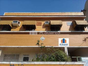 Apartamento com dois quartos, garagem, na rua Saravata em Marechal Hermes. - VVAP21022