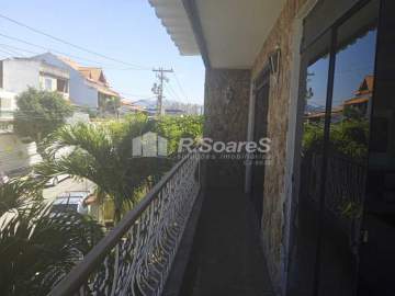 Ótima localização - Casa com 03 quartos sendo 01 suíte, garagem para 03 carros, piscina, churrasqueira, em Vila Valqueire, rua Divina Misericórdia. - VVCN30168
