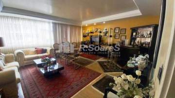Apartamnento à venda em Copacabana, três quartos, sendo um suíte e duas vagas. - BRAP30005