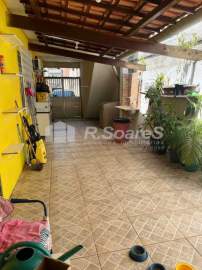 Casa com três quartos, sendo um suite, em Marechal Hermes, rua Santa Rita de Cássia. - VVCV30053
