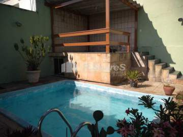 AGENDE SUA VISITA! - Casa com suíte, garagem para 02 carros, em Vila Valqueire , Praça Saiqui. - VVCA30265