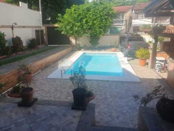 OPORTUNIDADE! - Casa em condomínio fechado, com 348 m2, com cinco quartos sendo duas suítes, no Pechincha, Rua Retiro dos Artistas - VVCN50015