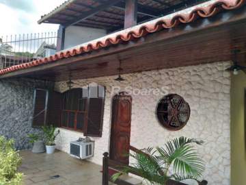 Casa com três quartos, sendo um suíte, em Vila Valqueire. - VVCA30274