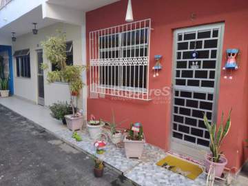 CASA EM CONDOMÍNIO, COM UM QUARTO E DUAS SUÍTES, EM MARECHAL HERMES, RUA FREI SAMPAIO. - VVCN30189