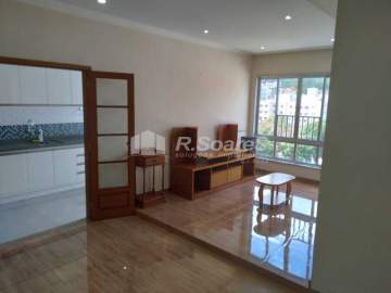 Apartamento com três quartos sendo um suíte, em Vila Valqueire, rua das Tulipas. - VVAP30335