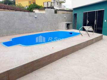 Ótima localização - Casa Linear com três quartos, sendo um suíte, garagem para 02 carros, em Vila Valqueire, Rua das Verbenas. - VVCA30283