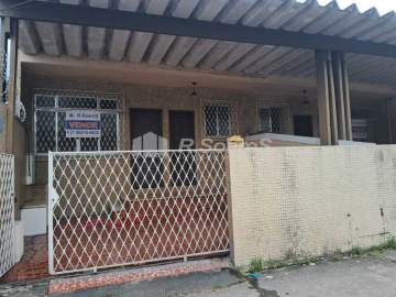 AGENDE SUA VISITA! - Casa linear com 02 quartos e garagem, em Bento Ribeiro. - VVCA20352