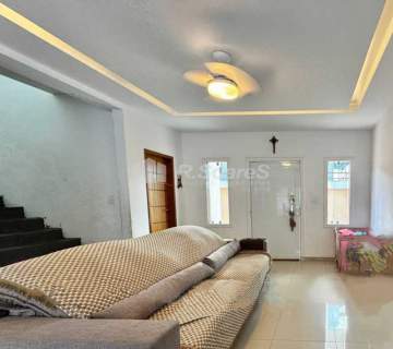 Casa com 04 quartos sendo 03 suítes, em Jardim Sulacap, rua Vicente Neiva. - VVCA40110