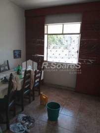 Ótima localização - Casa com 02 quartos, garagem na rua das Rosas, em Vila Valqueire. - VVCA20359