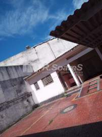 Ótima localização - Casa com 02 quartos, garagem na rua das Rosas, em Vila Valqueire. - VVCA20359