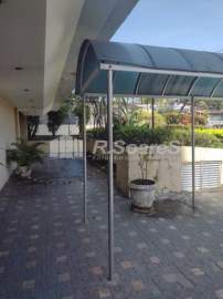 AGENDE SUA VISITA! - Excelente apartamento com varanda , dois quartos mais dep. completas , uma vaga , port 24hs próximo a Intendente Magalhaes. - VVAP21324