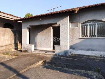 Casa vazia com 03 quartos na rua Teófilo Guimarães em Jardim Sulacap. - VVCA30342